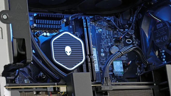 What motherboard does Alienware r15 Use